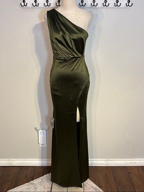 le chateau Olive Green One-Shoulder Evening Gown Size Small